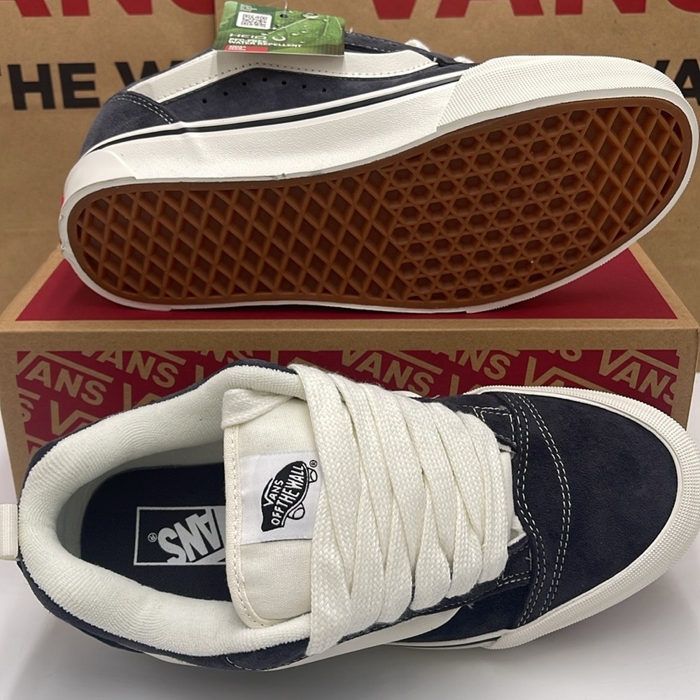 Vans Men’s Gray and White Sneakers Knu Skool
Pig Suede Gray
VN000CS0BGF - Picture 3 of 16